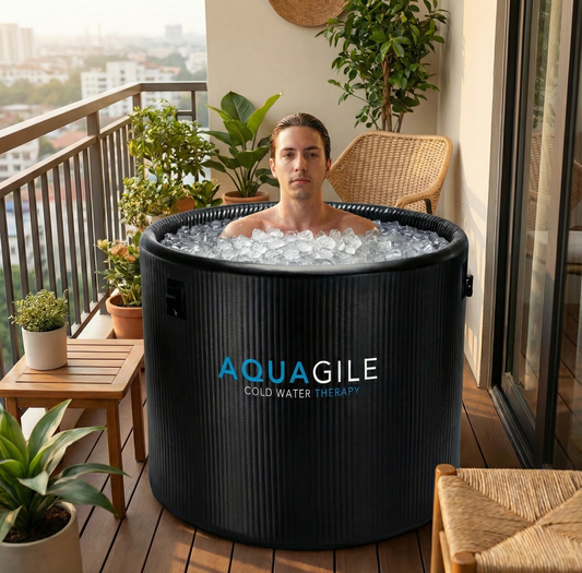 Sportininkas naudojasi Aquagile ledo vonia greitesniam raumenų atsigavimui, iliustruojant pagrindinę ledo vonios naudą.